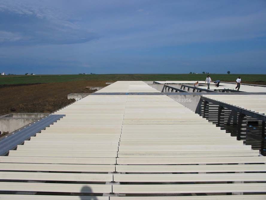 玻璃鋼豬地板支撐梁安裝現(xiàn)場