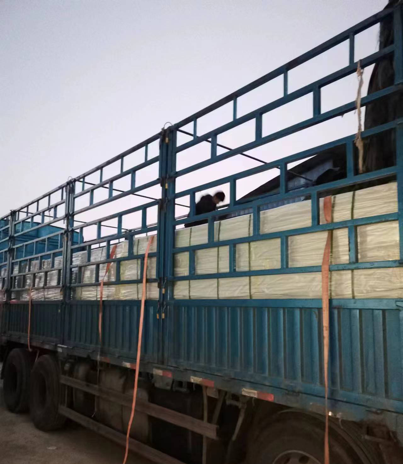 鴨舍雞舍建設(shè)玻璃鋼支撐梁發(fā)貨|漏糞地板梁生產(chǎn)打包運(yùn)輸